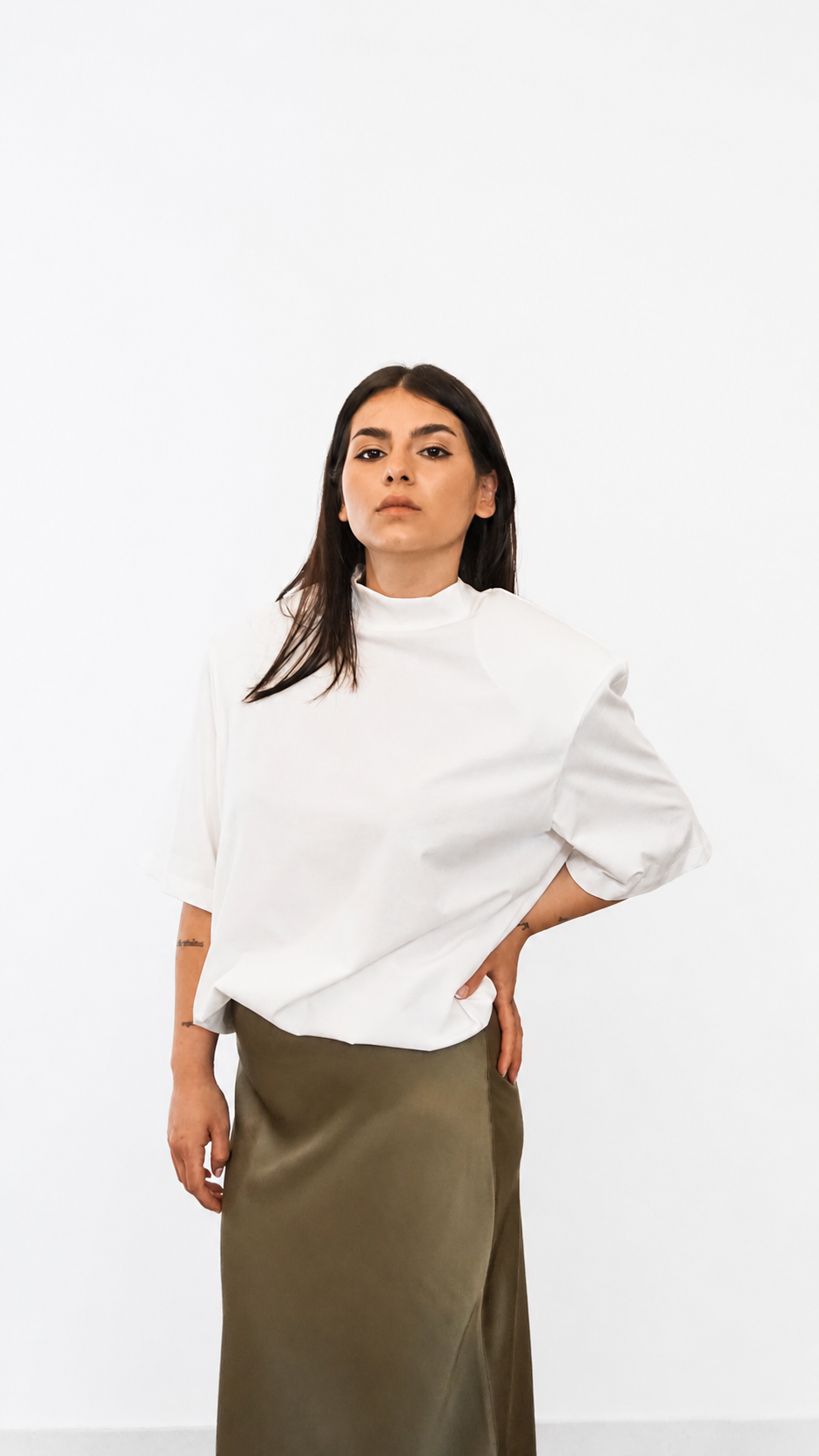T-shirt con spalline